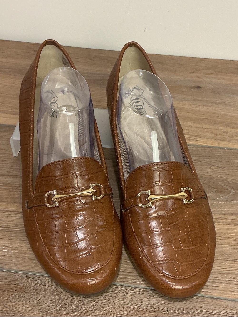 Cliffs by WHITE MOUNTAIN Tan Croc-Embossed Loafers w/ Horse bit detail, size 11W